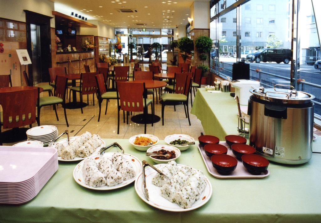 Toyoko Inn Hokkaido Asahikawa Ekimae Ichijo Dori Bagian luar foto